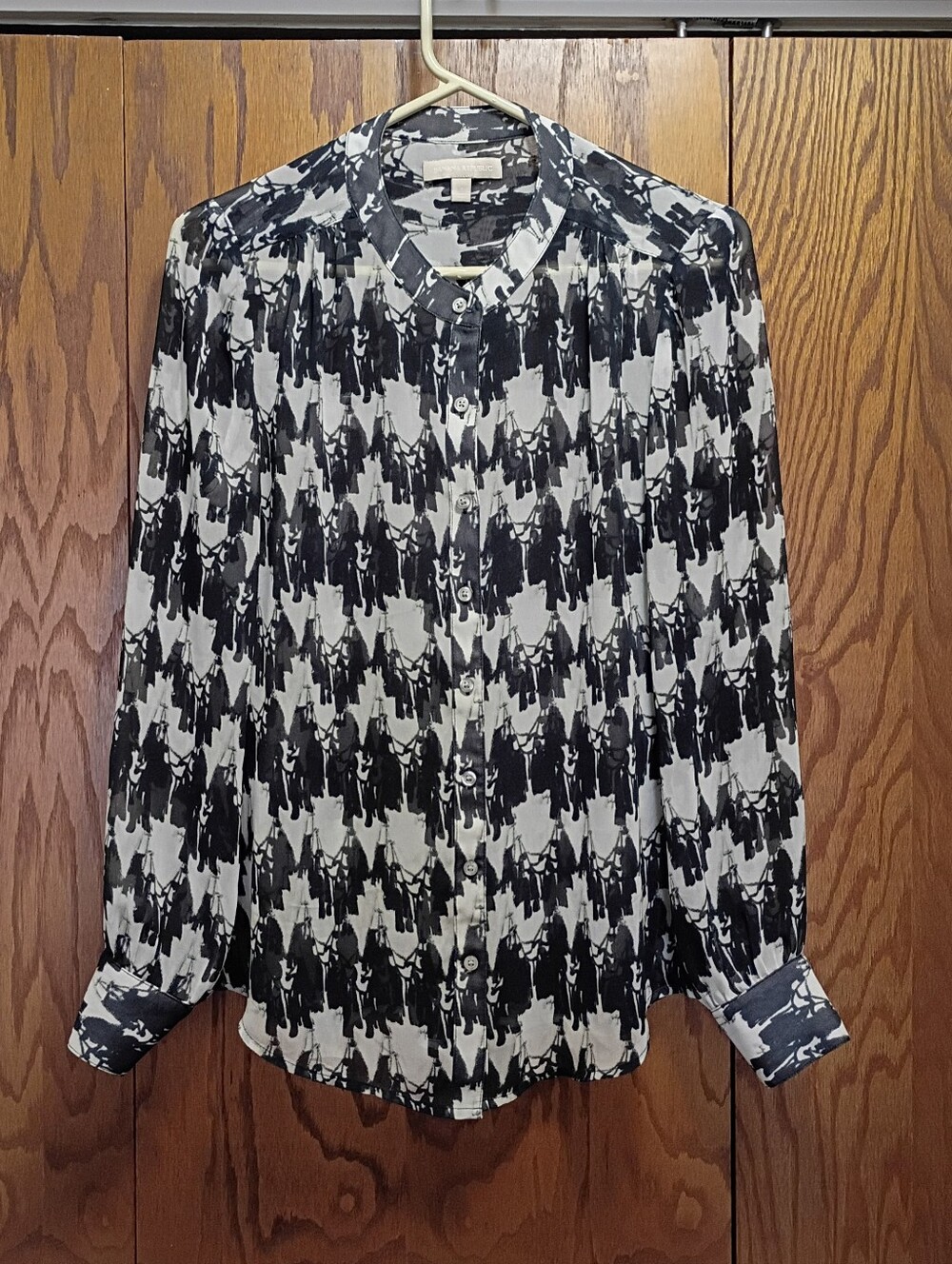 Banana Republic Black and White Patterned Women's Button-Up Blouse
